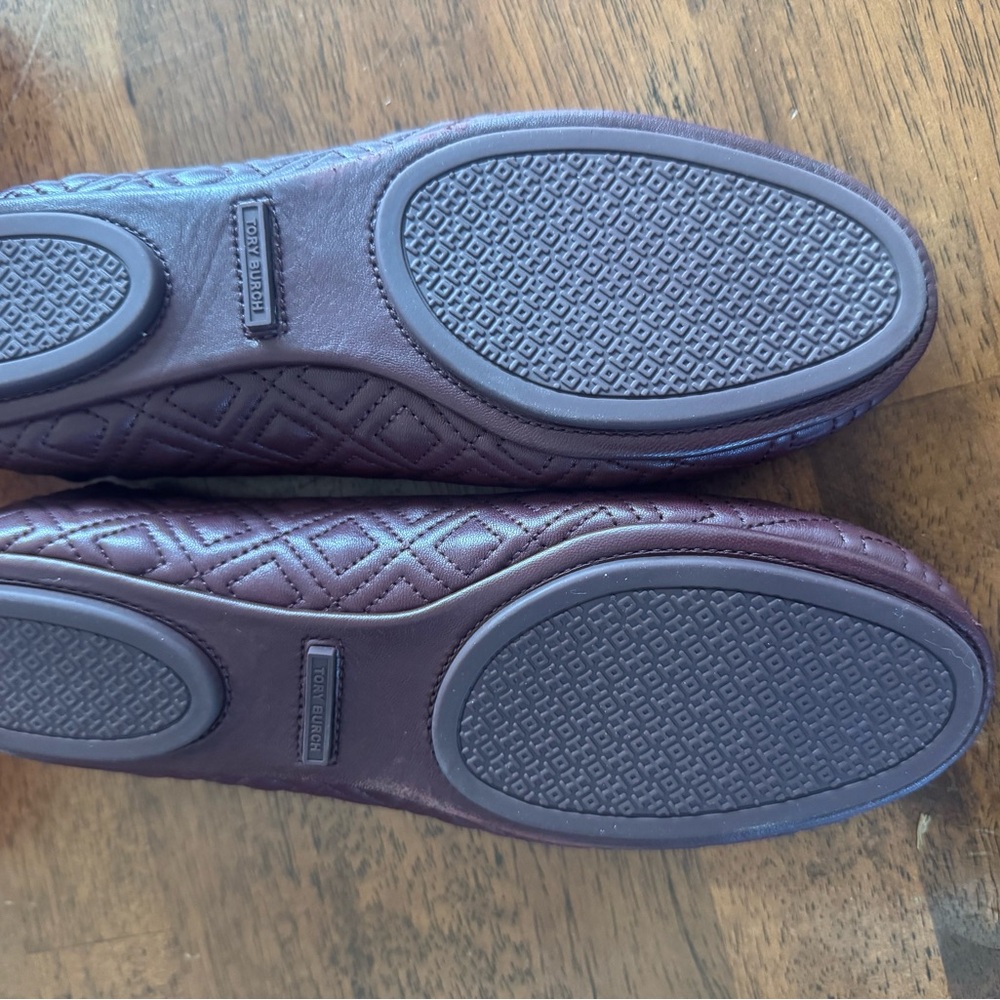 Tory Burch Quilted Plum Flats with Gold Logo - Picture 4 of 5
